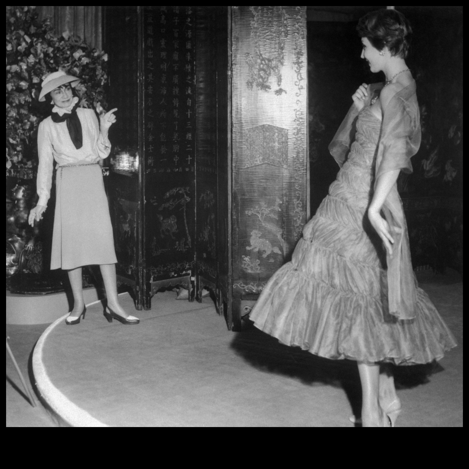 Couture Chronicles: Şık Dönemleri Tanımlayan Vintage Kıyafetler